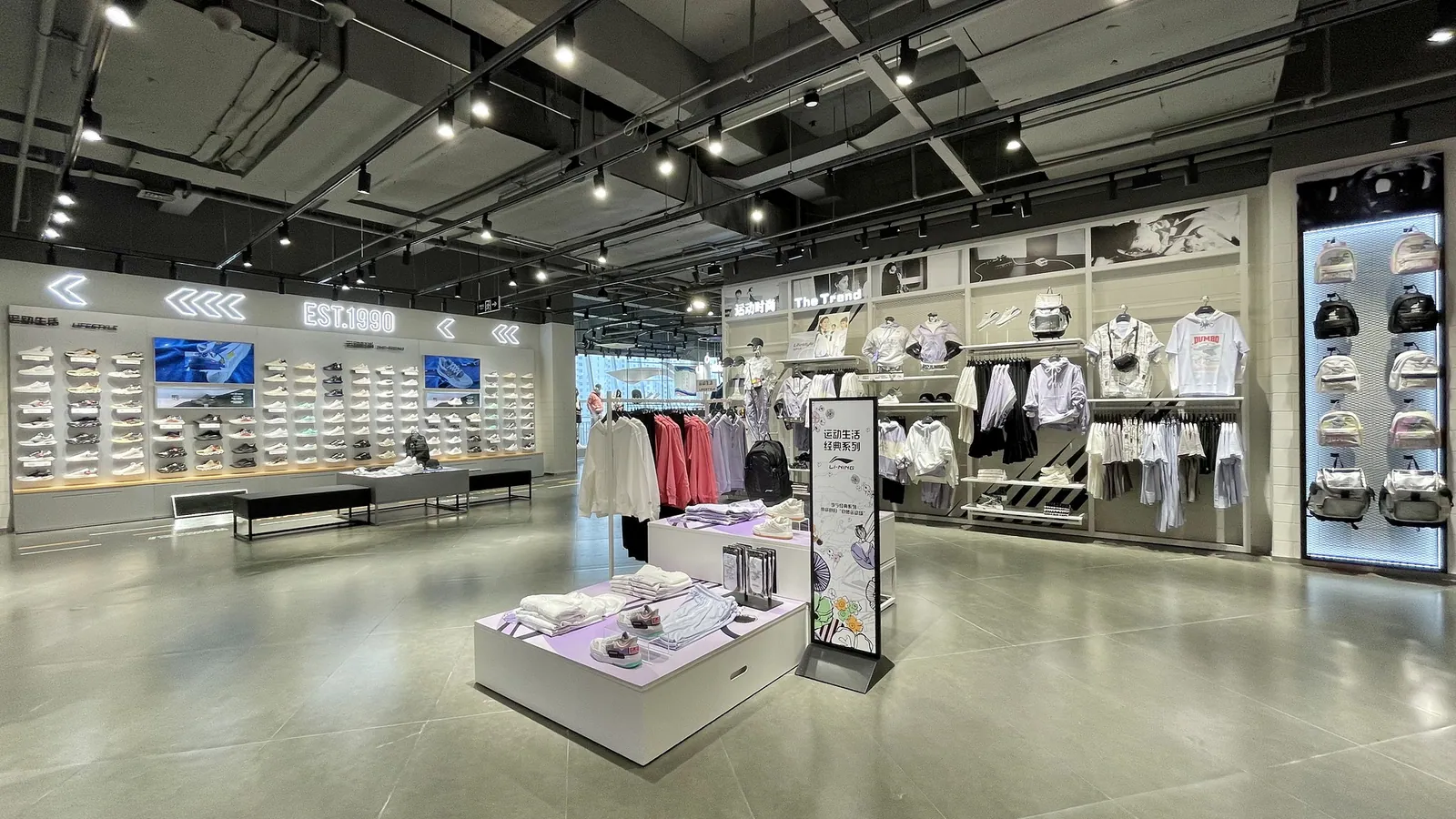 已完成的运动品店:鞋墙、服装靠墙架和中岛